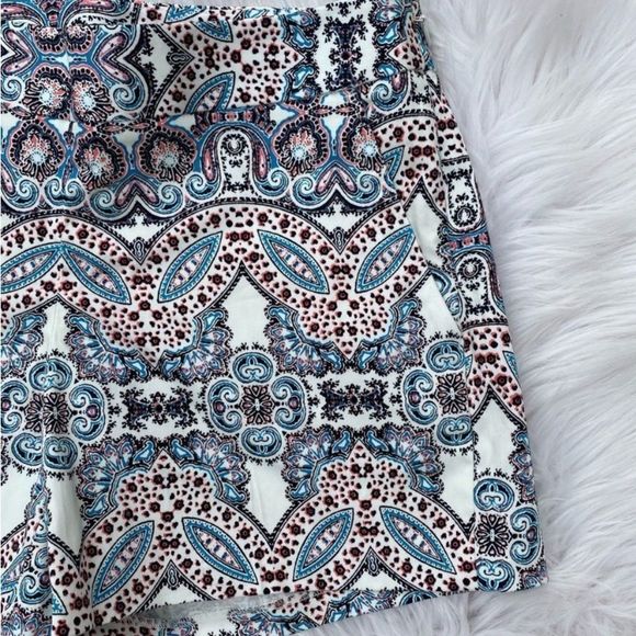 ✨BOGO FREE✨ Express Paisley Shorts White Blue and Pink Size 00 - Picture 1 of 4